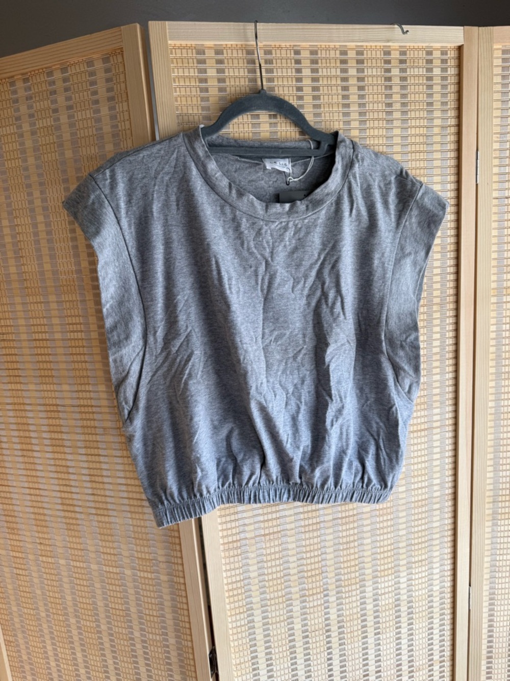 Le Lis Gray Sleeveless Elastic-Hem Tank Top